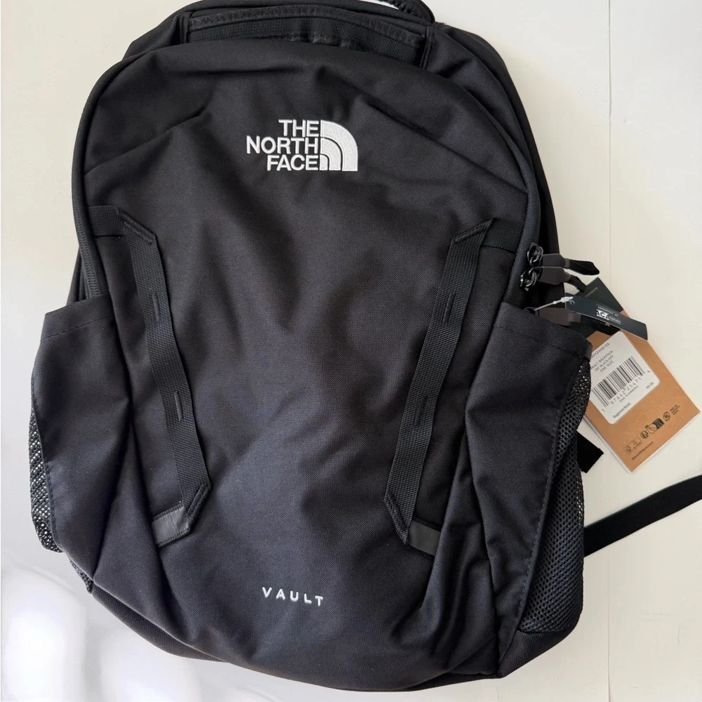Brand new The North Face Vault Black Backpack - Picture 1 of 8
